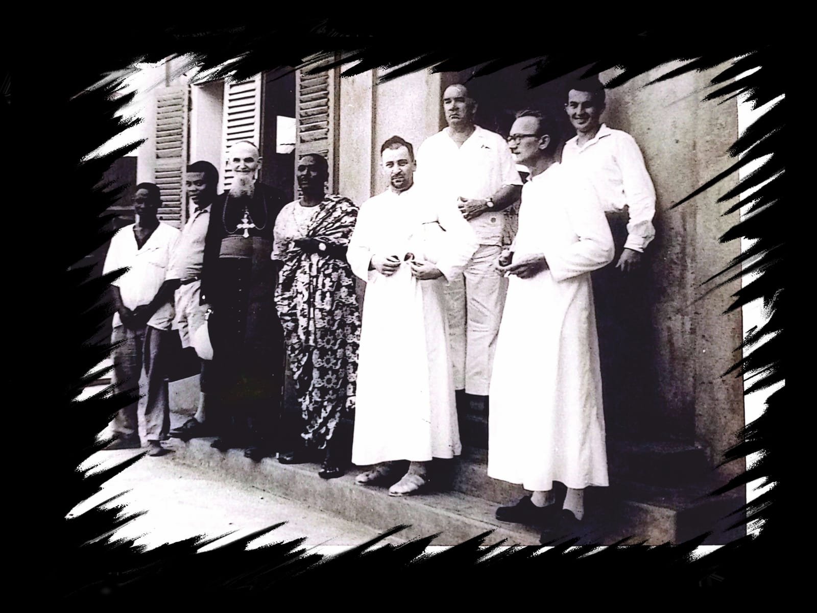 Mgr Joseph Strebler et des missionnaires reçus à Kouvé par le chef Amouzou Akpo Ayassou
